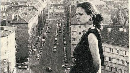 Schöne Aussichten: Annika Krump 1992 auf dem Dach der Volksbühne am Rosa-Luxemburg-Platz.