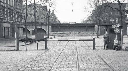 Ansichten einer Grenze. Die Wollankstraße mit Mauerposten, 1966.