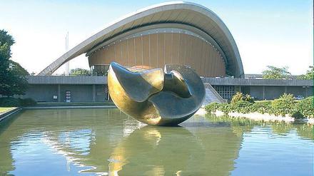 Sie harmoniert mit ihrer Umgebung auf einzigartige Weise: Henry Moores Großplastik "Large Divided Oval: Butterfly"