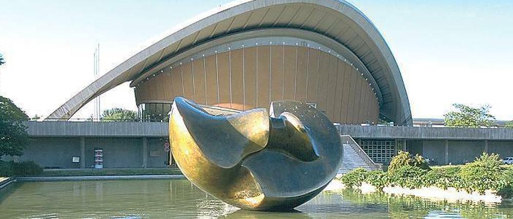 Sie harmoniert mit ihrer Umgebung auf einzigartige Weise: Henry Moores Großplastik "Large Divided Oval: Butterfly"
