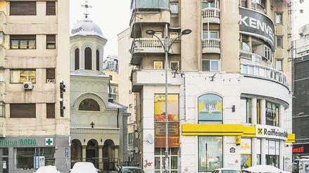 Versteckt. Das Foto der Neuen-Sankt-Johannes- Kirche gehört zur Serie „Mobile Churches“ (2013-17), die Anton Roland Laub in Bukarest aufgenommen hat.