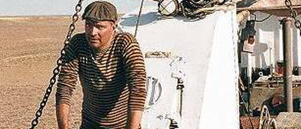 Egor Beroew als Kapitän Marat im ausgetrockneten Aralsee.