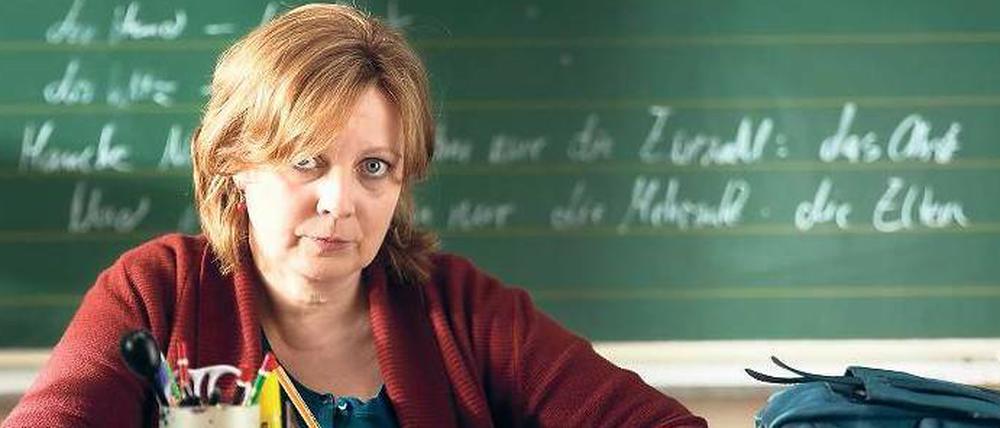 In der Kritik. Gabriela Maria Schmeide spielt die Lehrerin Frau Müller. 