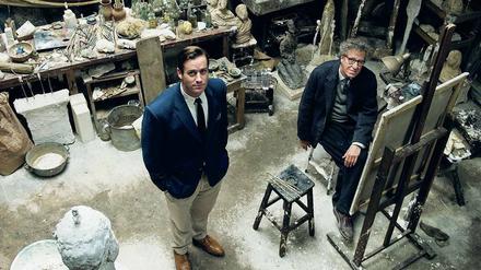 Stillhalten: Der Kunstkritiker James Lord (Armie Hammer) erträgt einiges während er für den legendären Giacometti (Geoffrey Rush) Modell sitzt.
