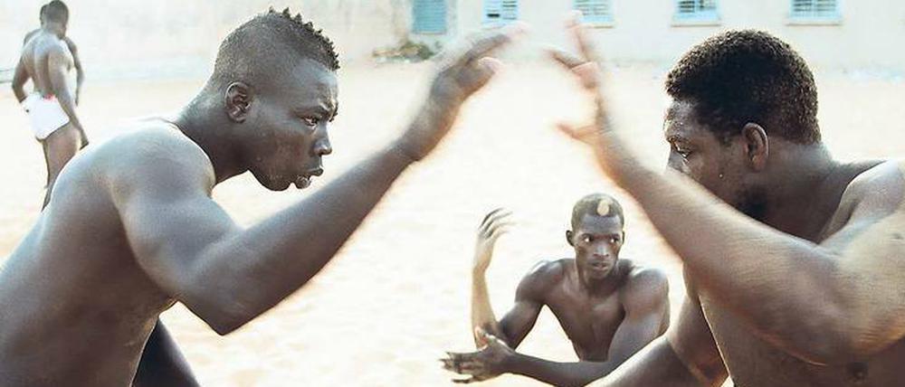 Aufscheuchbilder. Zwei Kämpfer auf einem Volksfest in Sierra Leone.