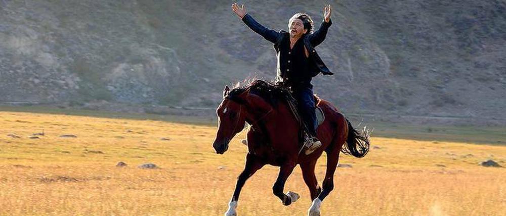 Naturfreund. Zentaur (Aktan Arym Kubat) trauert den nomadischen Traditionen seines Landes hinterher. Er sucht die Nähe der Pferde.