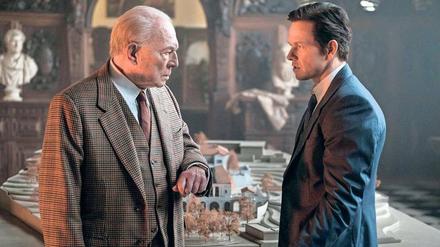 Böser, alter Mann. J. Paul Getty (Christopher Plummer) verhandelt mit dem Ex-CIA Agenten Fletcher Chase (Mark Wahlberg). 