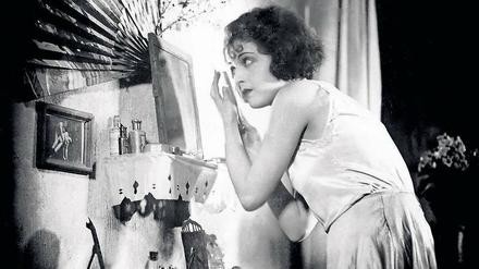 In der Garderobe. Jenny Jugo spielt in „Die Carmen von St. Pauli“ eine junge Frau, die sich als „Blitzmädel“ in einem Varieté an der Reeperbahn auf einem Ergometer abstrampelt.
