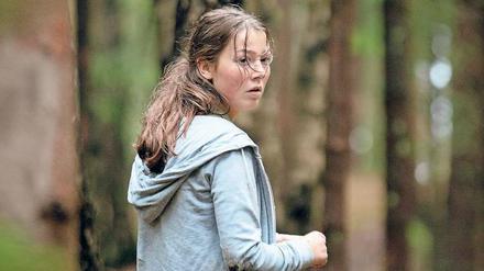 Wo ist Emilie? Kaja (Andrea Berntzen) sucht ihre kleine Schwester, während im Sommerlager auf der Insel Utøya unentwegt Schüsse fallen. 