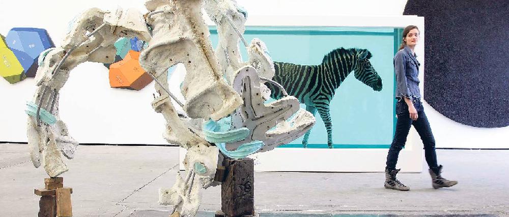 Zeitlos schaurig. Damien Hirsts Formaldehyd-Zebra „The Incredible Journey“ von 2008. Der Kreis namens „Har Megiddo“ besteht aus Fliegen und Rosinen. Foto: dpa / ©VG Bild-Kunst 2010