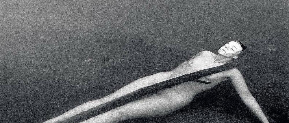 Neusachliche Erotik. 1991 schuf die schwedische Fotografin Tuija Lindström ihre Serie „Girls at Bull’s Pond“. Ihre männlichen Kollegen lehnten damals die Bilder, die in der Berliner Galerie for Swedish Photography gezeigt werden, vehement ab. Foto: Tuija Lindström