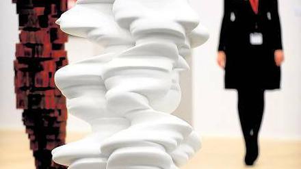 Menschenbilder. Skulpturen von Tony Cragg „wt (accurate Figure)“ und Antony Gormley „Shrive X (twisted)“ am Stand der Galerie Thaddeus Ropac. Foto: dapd/VG Bild-Kunst, 2012