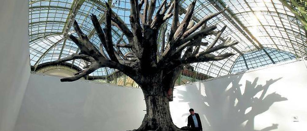 Gut gegossen. Blick auf den „Iron Tree“ von Ai Weiwei, unter der gläsernen Kuppel des Grand Palais. Foto: AFP Photo / Francois Guillot