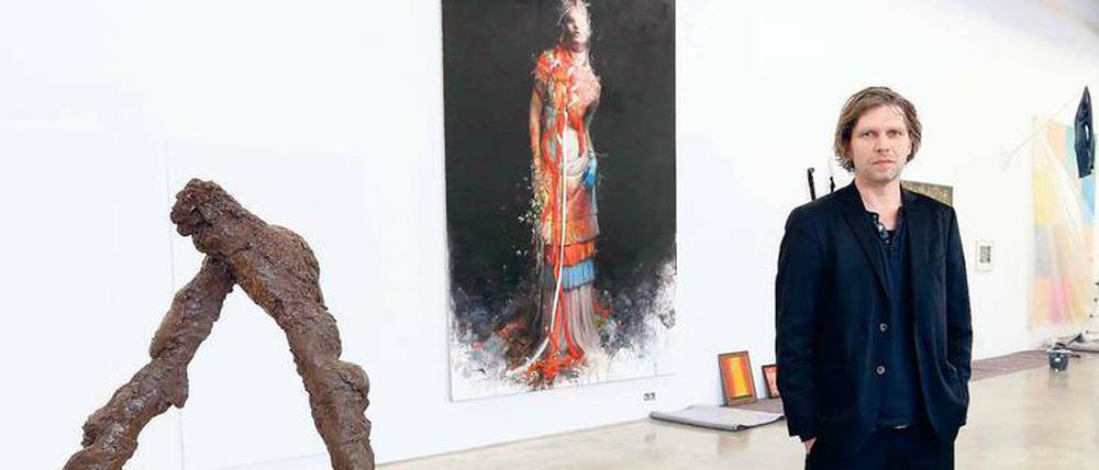 Zu Gast bei uns.Jonas Burgert, geb. 1969, präsentiert in der Gruppenausstellung "Ngorongoro" auf seinem Atelierareal in Weißensee zahlreiche Künstler. Das Bild im Hintergrund stammt von ihm selbst, die Spatenskulptur mit dem Titel "Übergriffige Argumente" von Christian Hoischen.