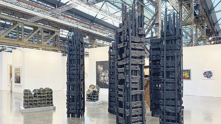 Eine Arbeit von Gereon Krebber im schönen Industriehallen-Ambiente der Art Düsseldorf.
