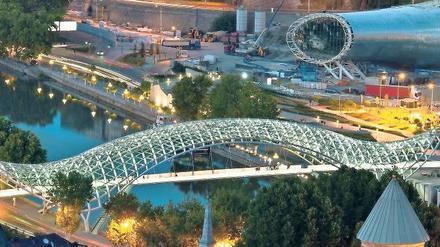 Der Volksmund nennt sie „Always Ultra“. Die Friedensbrücke über den Fluss Kura in Tiflis. 
