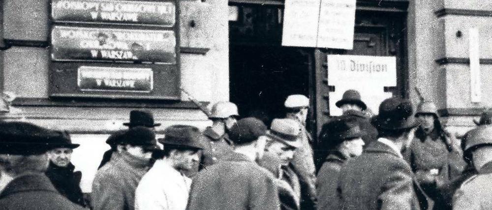Vor der deutschen Kommandantur. Nach Polens Kapitulation im September 1939 lassen sich Warschauer Männer registrieren.