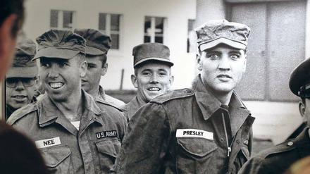 Elvis lebt. Der Popstar als Soldat 1958, fotografiert von Robert Lebeck. 