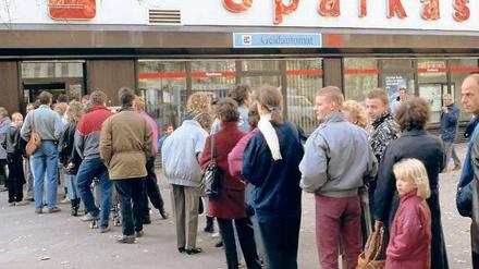 Wo steht Peter Wawerzinek? Ostdeutsche, die 1989 vor einer Sparkassenfiliale in West-Berlin auf ihr Begrüßungsgeld warten. 