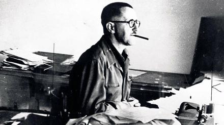 Denken, schauen, schreiben. Bertolt Brecht im Oktober 1947 an seinem Schreibtisch im kalifornischen Santa Monica.