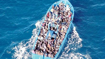 Ein Flüchtlingsschiff auf dem Mittelmeer.