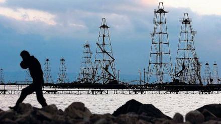 Schürfen nach dem schwarzen Gold. Arbeiter vor den Bohrtürmen im Kaspischen Meer bei Baku. 