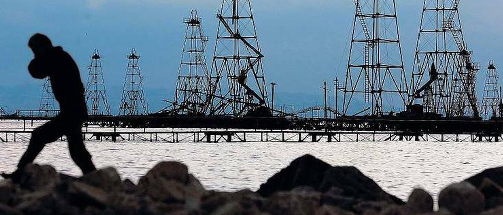Schürfen nach dem schwarzen Gold. Arbeiter vor den Bohrtürmen im Kaspischen Meer bei Baku. 
