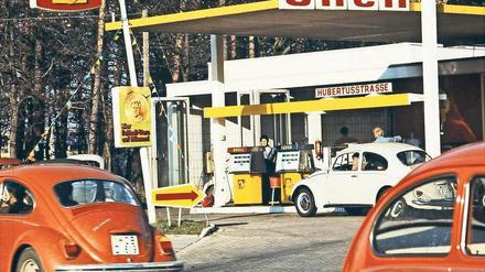 Film-Noir-Blondine gesucht. Eine Shell-Tankstelle in der Wirtschaftswunderstadt Wolfsburg 1970.