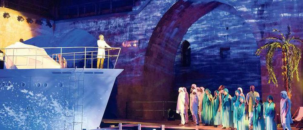  Szene aus der „Entführung aus dem Serail“-Aufführung in Akko. Am Schiffsbug George Iskandar als Bassa Selim.