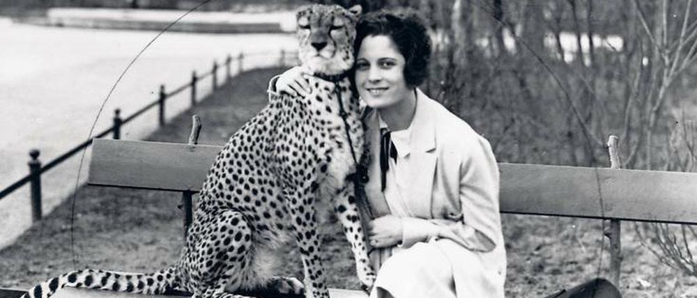 Porträt mit Gepard. Die Schauspielerin Carola Neher 1927 im Berliner Zoo.
