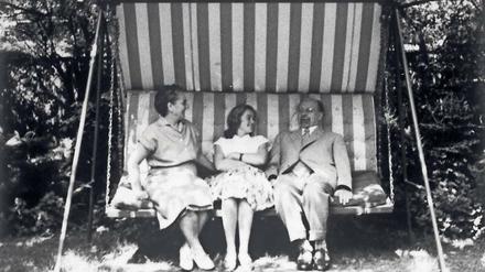 Wandlitzer Idylle. Der DDR-Staatsratsvorsitzende Walter Ulbricht mit Ehefrau Lotte und Tochter Beate im Jahr 1965. 