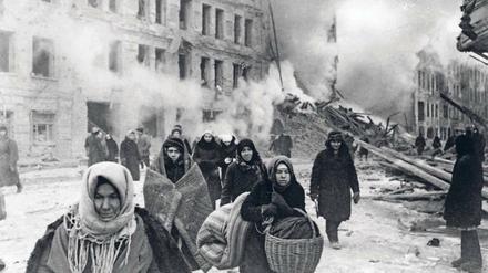 Leningraderinnen nach einem Bombenangriff zur Zeit der Belagerung