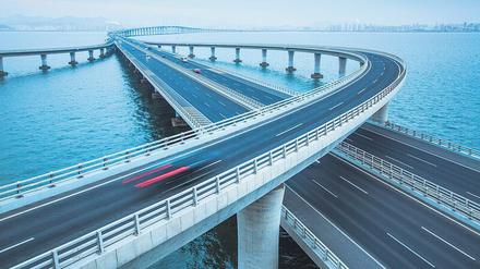 Doch den Tunnel unter dem Meer, den sieht man nicht. Die 26,7 Kilometer lange Brücke über die chinesische Jiazhou-Bucht verbindet die Städte Qingdao und Huangdao. Sie ist Teil der weltweit zweitlängsten Konstruktion ihrer Art.
