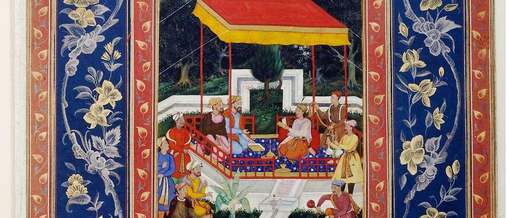 So lässt es sich regieren. Mogulkaiser Akbar (1555-1605) mit seinen Ministern in der Gartenkanzlei, Indien, um 1600. Deckfarben und Gold auf Papier.  