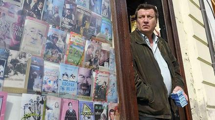 Ein Mann, ein Blick, eine Zigarette, das kann er gut, sagt Aki Kaurismäki. Hier steht er 2011 an der Tür eines tschechischen Videoladens.