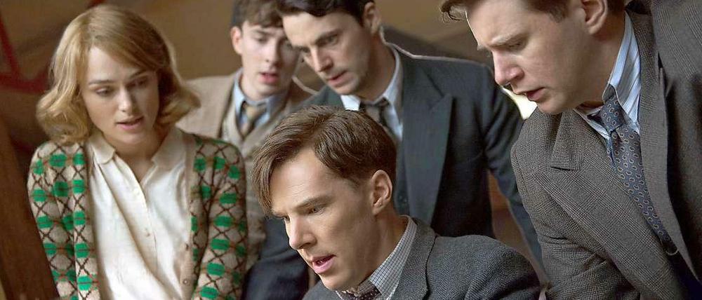 Genie bei der Arbeit: Benedict Cumberbatch alias Alan Turing entschlüsselt Enigma. Links Keira Knightley als Joan Clarke.