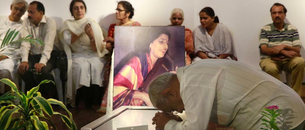 Ein Mann erweist am 04.04.2017 in Mumbai der indischen Sängerin Kishori Amonkar die letzte Ehre. 