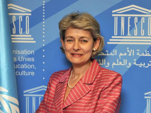 Irina Bukova, Generaldirektorin der UNESCO, hat zu der Konferenz zum Erhalt des Kulturerbes in Syrien vom 2. bis zum 4. Juni 2016 zusammen mit Staatsministerin Und Sonderbeauftragten für UNESCO-Welterbe ins Auswärtige Amt Berlin eingeladen, um mit 170 Experten aus Syrien und aller Welt den Syrien-Aktionsplan der UNESCO zu aktualisieren.
