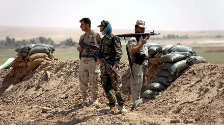 Kurdische Soldaten versuchen den Vormarsch der IS-Truppen zu stoppen.