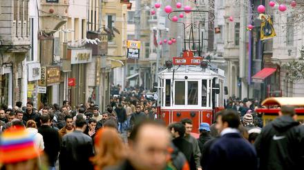 Blick auf die Haupteinkaufsstraße Istiklal in Istanbul.