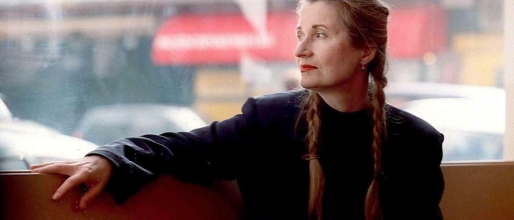 Die österreichische Schriftstellerin und Theaterautorin Elfriede Jelinek auf einem Foto von 1999. 2004 wurde sie mit Literatur-Nobelpreis ausgezeichnet. .