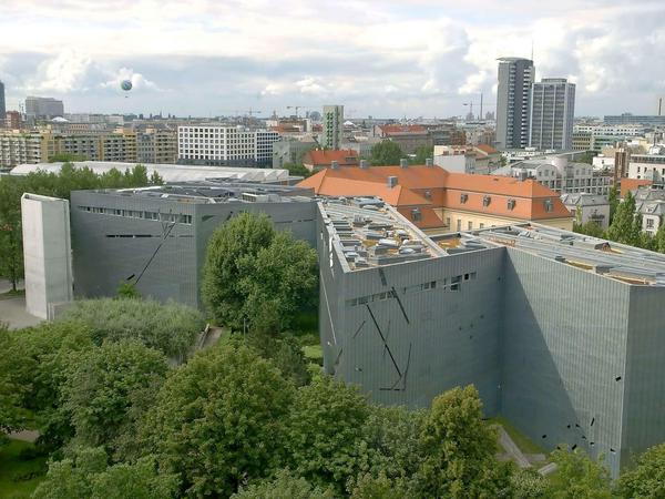 Ein Bau wie ein Blitz. Daniel Libeskinds spektakuläre Museumsarchitektur wurde 1999 fertiggestellt. Die Dauerausstellung wurde 2001 eröffnet