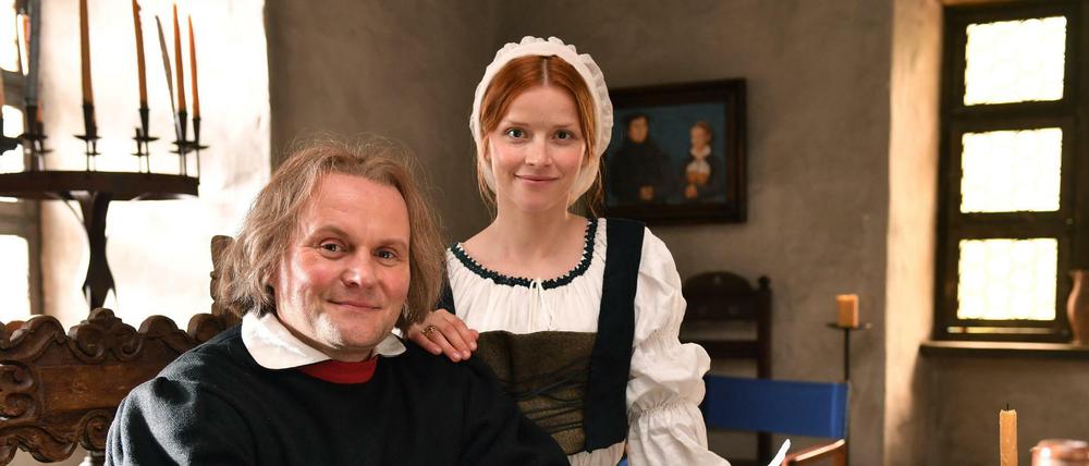Das ist nur ein Film: Martin Luther (Devid Striesow) und Katharina von Bora (Karoline Schuch) bei Dreharbeiten zu "Katharina Luther". 