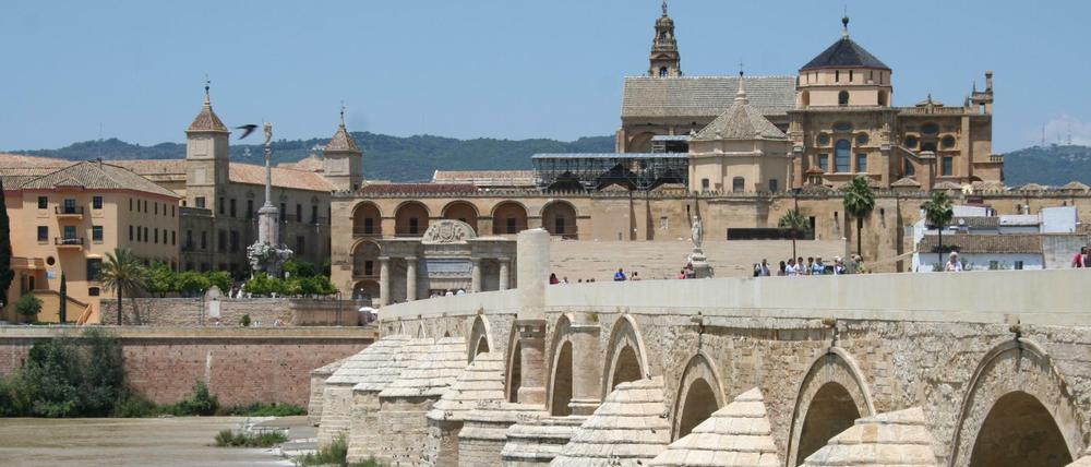 Kathedrale von Córdoba mit der alten Römerbrücke. Die Kathedrale wurde in die alte Moschee hineingebaut und überragt den Baukörper der Mezzquita. Foto Rolf Brockschmidt