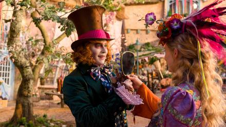 Mia Wasikowska als Alice und Johnny Depp als verrückter Hutmacher in "Alice im Wunderland 2: Hinter den Spiegeln".
