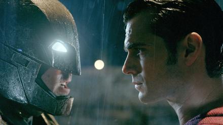 Krieg der Superhelden. Ben Affleck (l) als Batman/ Bruce Wayne und Henry Cavill als Superman/ Clark Kent in "Batman v Superman: Dawn Of Justice". 