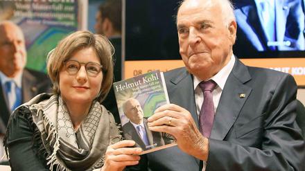 Neue alte Erinnerungen: Am Droemer-Verlagsstand in Frankfurt stellt Helmut Kohl die Wiederauflage seiner Erinnerungen an die Zeit der Wende vor. Gemeinsam mit seiner Frau Maike Kohl-Richter.