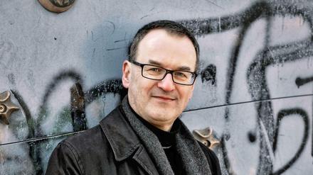 Mythomane. Der Schriftsteller Jan Koneffke, 1960 in Darmstadt geboren, lebt in Wien.