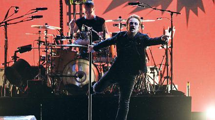 Bono in Aktion: "U2" im Berliner Olympiastadion