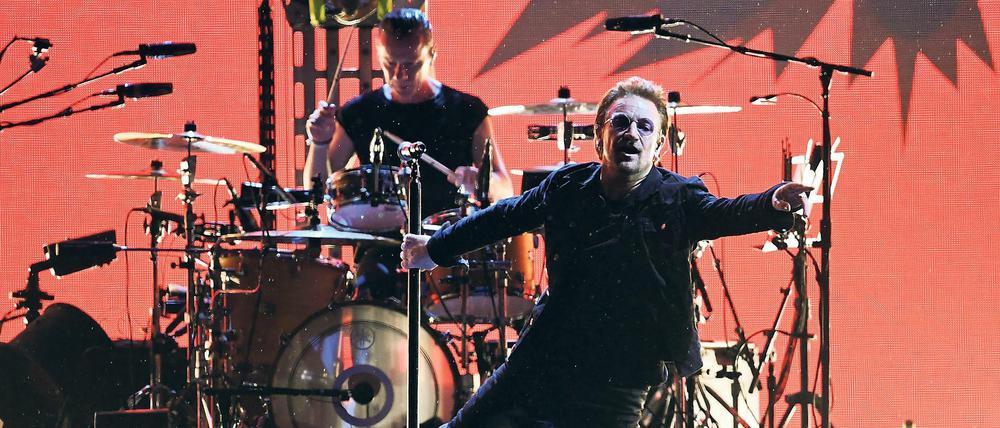 Bono in Aktion: "U2" im Berliner Olympiastadion